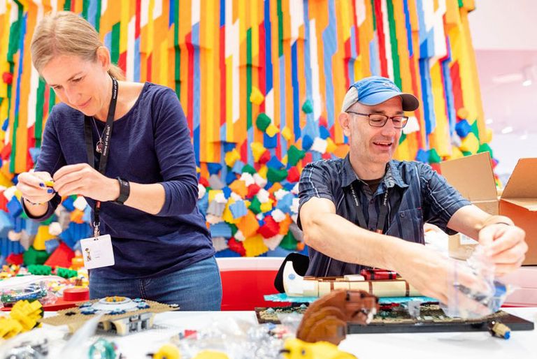 Lego làm gì để từ người lớn đến trẻ em, ai cũng muốn xếp gạch?