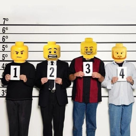 Bức ảnh chụp tội phạm mặt minifigures Lego gây tranh cãi hài hước