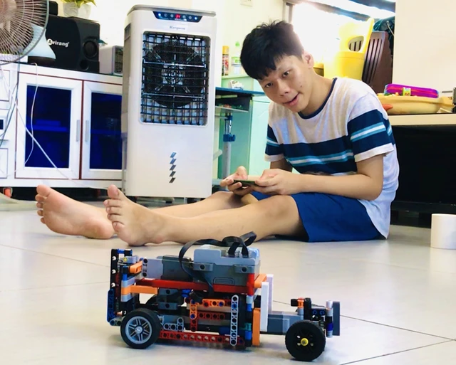 Nam sinh sáng chế xe lego điều khiển bằng điện thoại