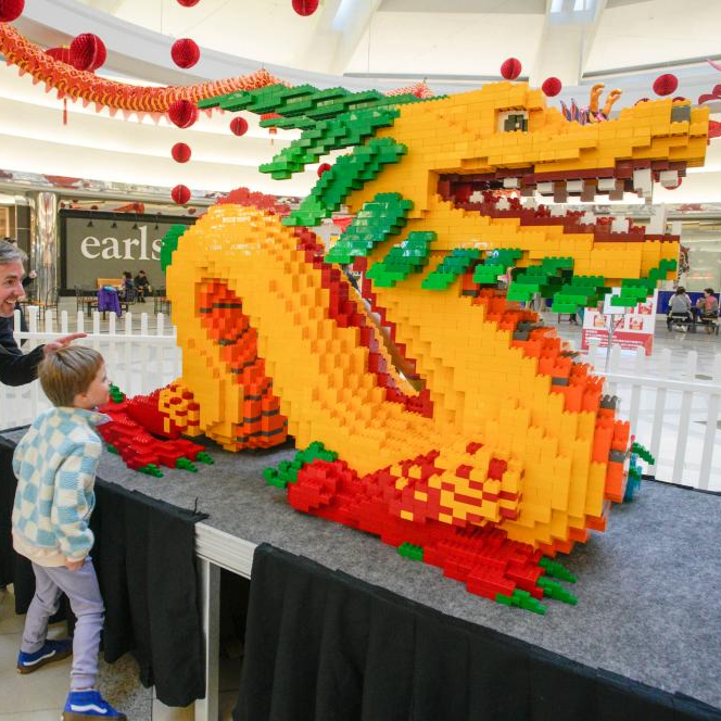 Rồng Lego cao 1,5 m ở Canada
