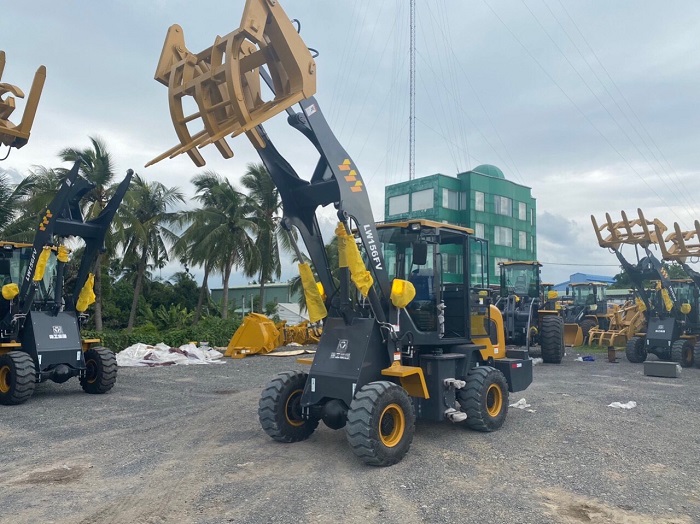 ban-giao-may-xuc-lat-xcmg-lw156fv-cho-doanh-nghiep-xu-li-rac-thai