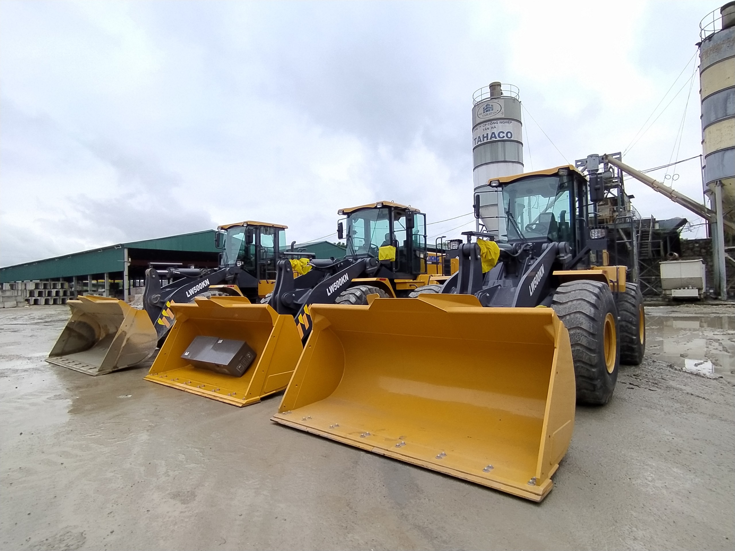 ban-giao-may-xuc-lat-xcmg-lw500kn-cho-doanh-nghiep