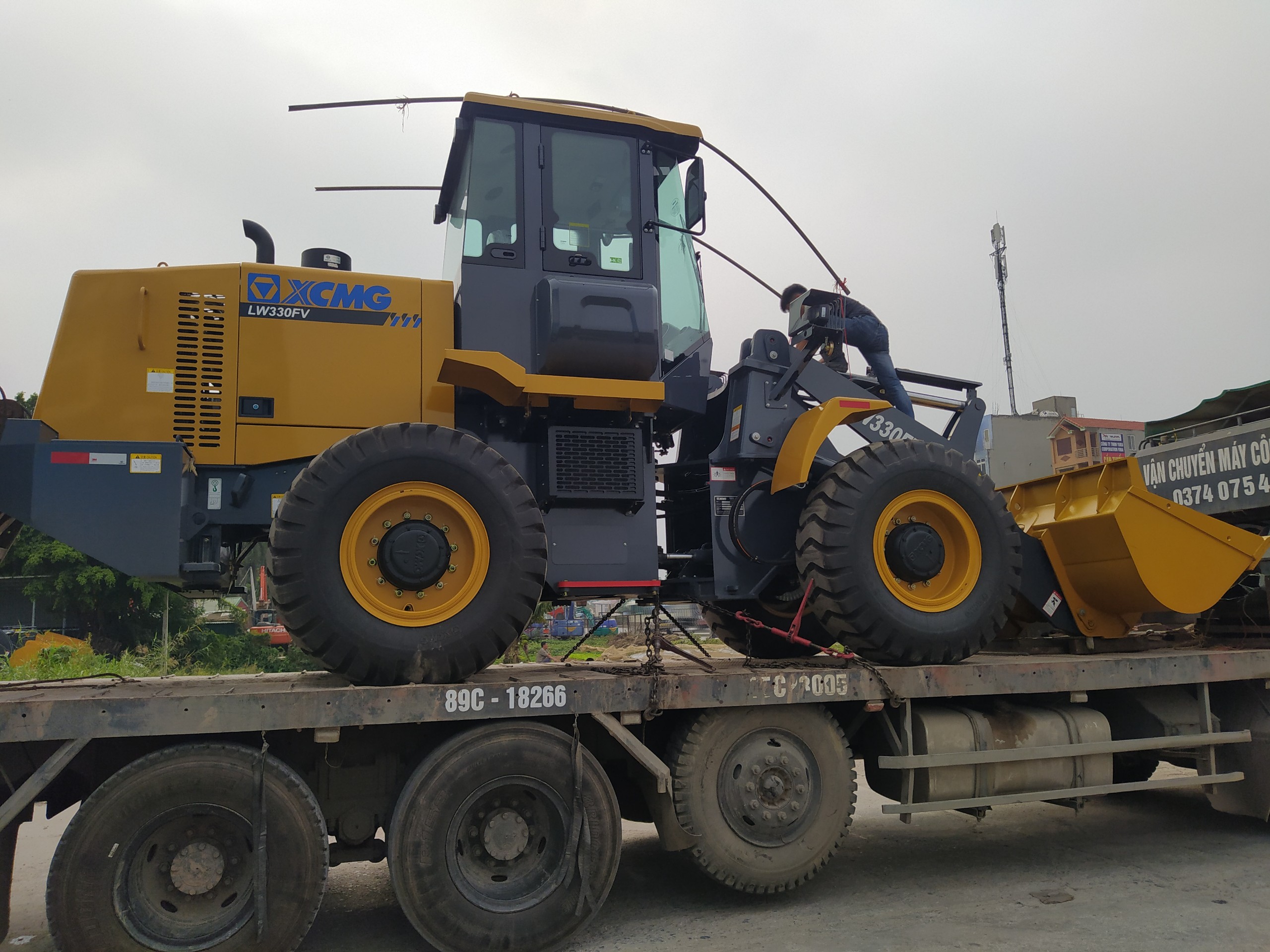 ban-giao-may-xuc-lat-xcmg-lw330fv-cho-tram-tron-be-tong-o-ha-giang