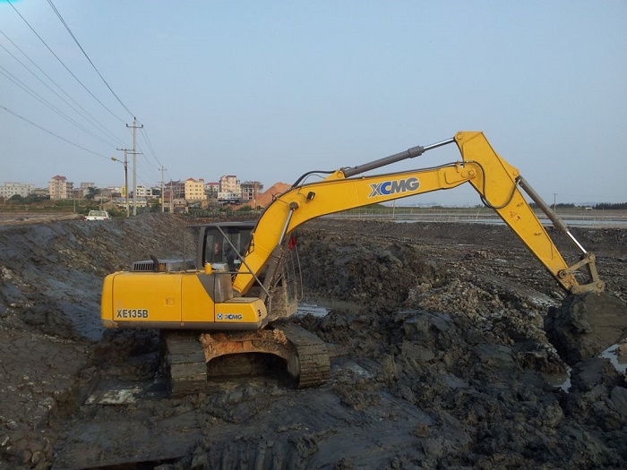 may-xuc-dao-xcmg-xe135b-gau-0-4-0-6-m3