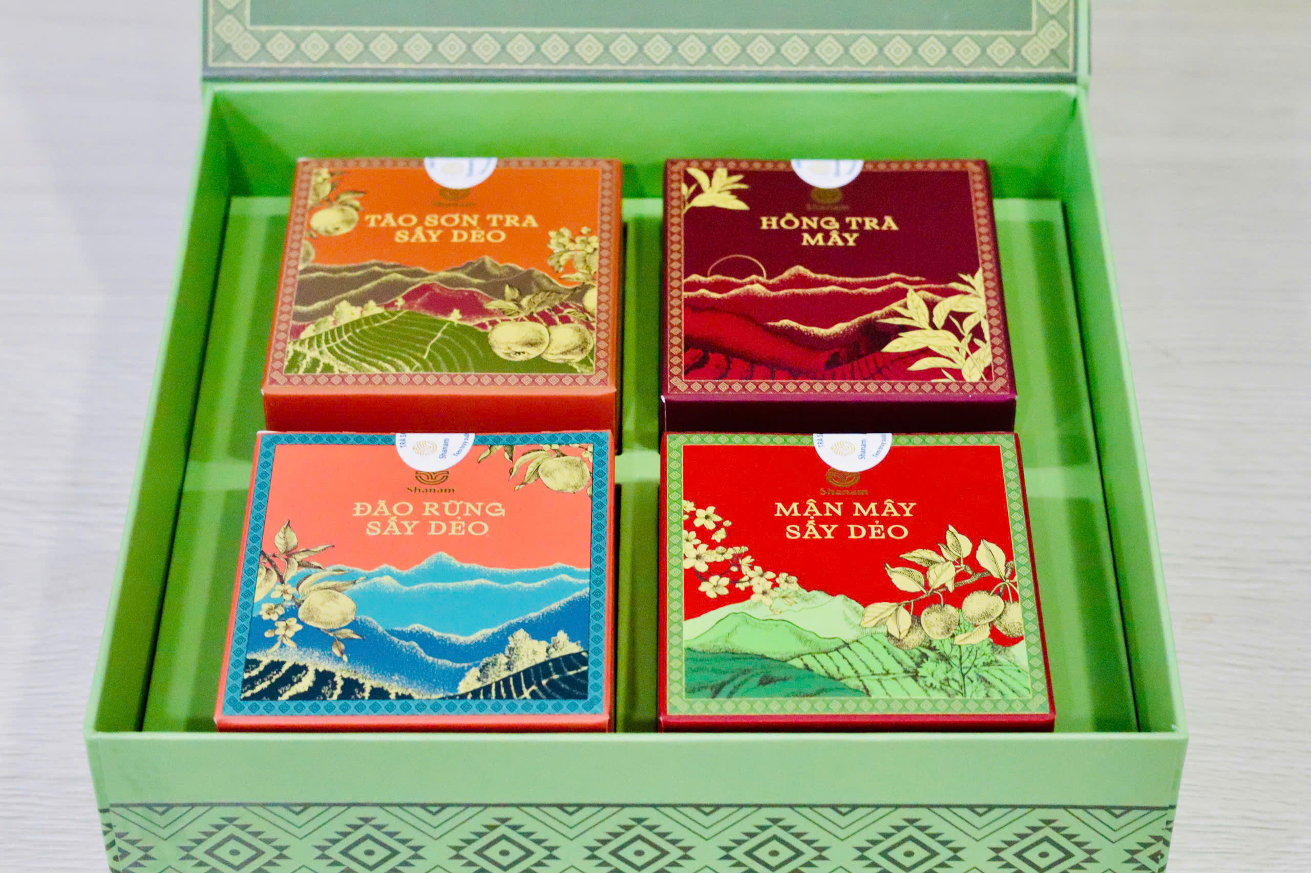 SET QUÀ HƯƠNG VỊ TÂY BẮC ( 1 HŨ TÁO + 1 HŨ ĐÀO + 1 HŨ MẬN + 1 HỘP HTM 30G)