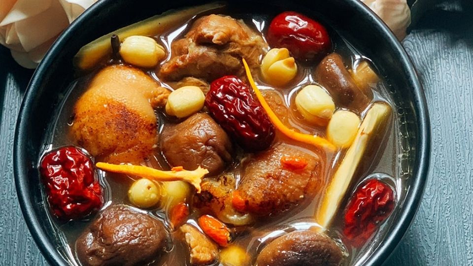 Canh heo hầm với đông trùng hạ thảo