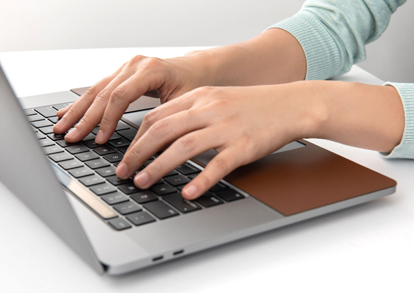 Miếng dán kê tay Macbook đánh bay mồ hôi tay dính màn