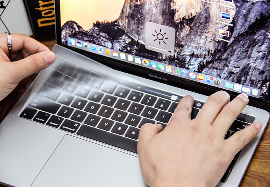 Có nên sử dụng phủ phím Macbook hay không?