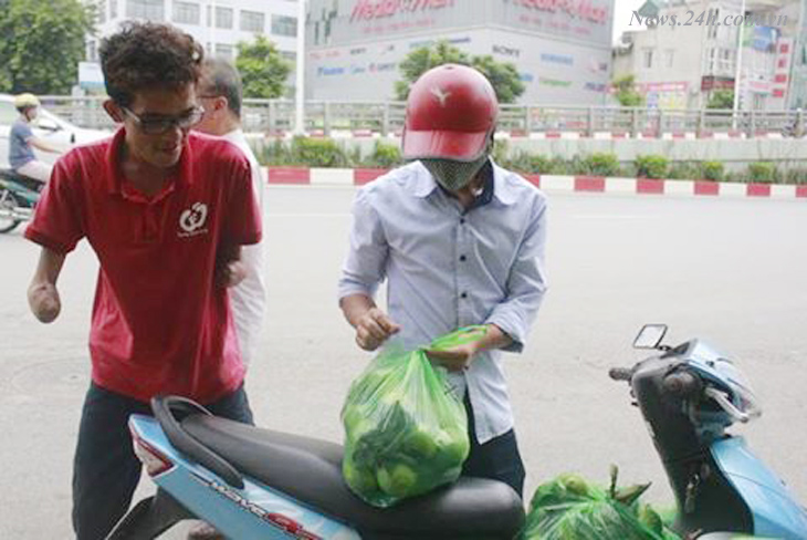 Nghị lực phi thường của chàng shipper không tay Lý Láo Lở