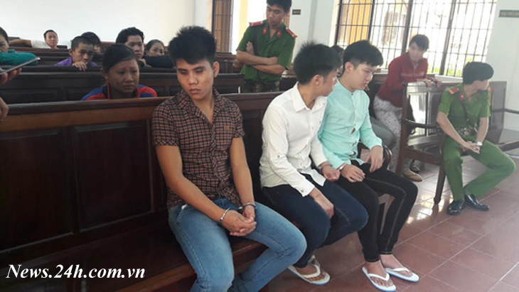 Nữ sinh méc bị trêu, 3 thanh niên truy sát đẫm máu (Tin tức 24h)