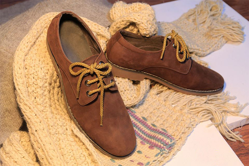 GIÀY DA LỘN – VÌ SAO DỄ BẠC MÀU, LOANG BẨN VÀ CÁCH VỆ SINH HIỆU QUẢ