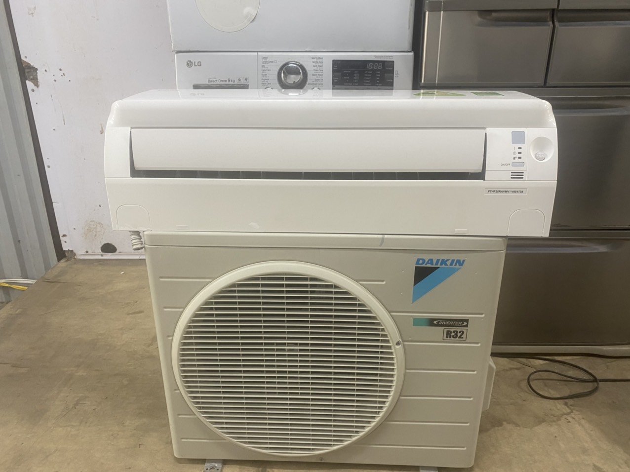 Điều Hòa 1 Chiều Inverter Daikin 9000 BTU FTKA25VAVMV, NEW 95%