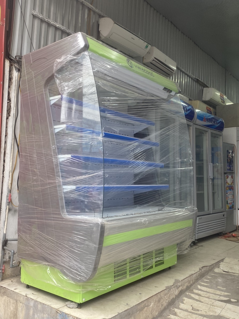 Tủ Trưng Bày Thực Phẩm Siêu Thị Vinacool SGL-1500FB - NEW 98%