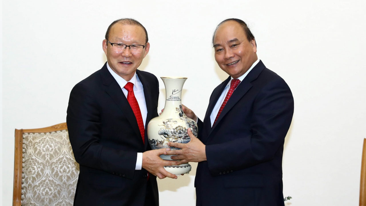 Thủ tướng tiếp Huấn luyện viên Park Hang-seo va tặng quà gốm Chu Đậu