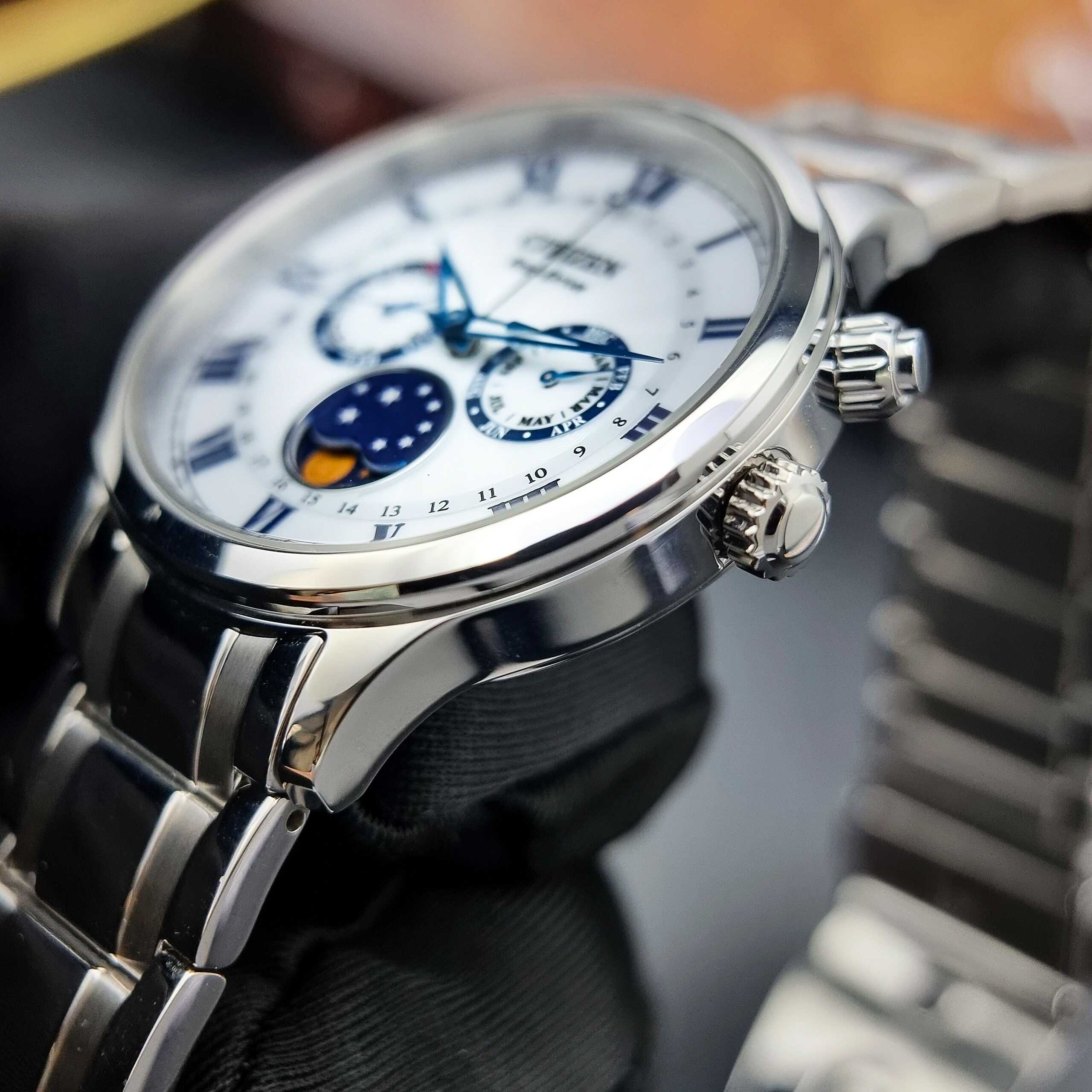 Đồng Hồ Nam Citizen Quartz Eco-Drive AP1050-81A Dây Sắt Đồng Hồ Nam Citizen Quartz Eco-Drive AP1050-81A Dây Sắt