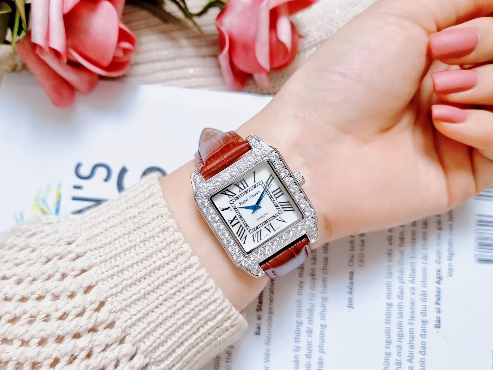 Đồng Hồ Nữ Royal Crowm Quartz 6104M Vuông Da Đỏ | Hwatch.com.vn
