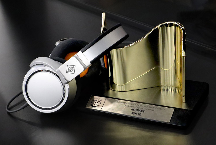 tec-giai-thuong-cho-tai-nghe-cua-neumann