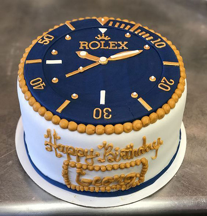 Bánh kem đồng hồ Rolex - Bạn đang muốn đổi món và tìm kiếm một loại bánh kem độc đáo? Chiếc bánh kem đồng hồ Rolex sẽ làm bạn cảm thấy mê hoặc với những lớp kem mịn màng và hương vị thơm ngon. Hãy cùng thưởng thức một chiếc bánh đồng hồ Rolex chất lượng và đẳng cấp!