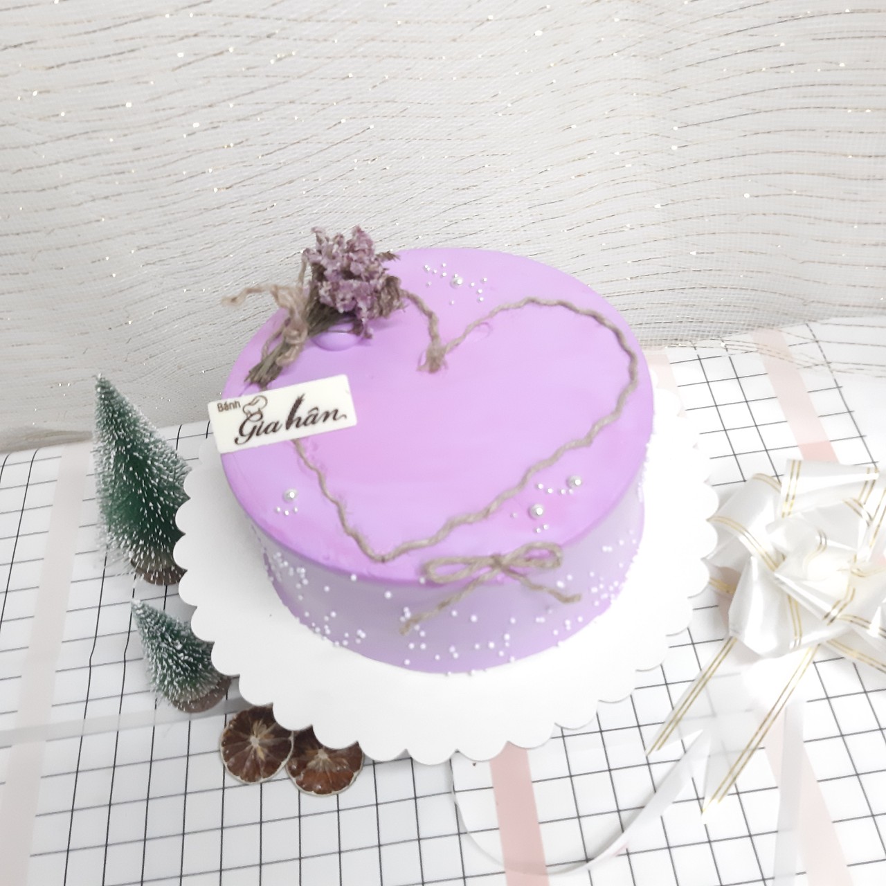 Với màu tím tươi sáng và thiết kế độc đáo của nó, bánh kem màu tím là một trong những mẫu bánh sinh nhật đẹp nhất mà bạn sẽ tìm thấy. Với những chi tiết tinh xảo và trang trí tỉ mỉ, nó chắc chắn sẽ làm cho bất kỳ buổi tiệc sinh nhật nào trở nên nổi bật hơn cả. Xem hình ảnh để cảm nhận sự độc đáo của nó.