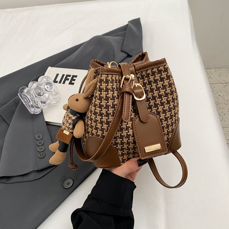 Túi Mix Dạ Đeo Chéo Nữ - Giỏ Xách Kèm Móc Túi Thỏ Mona - tt240342