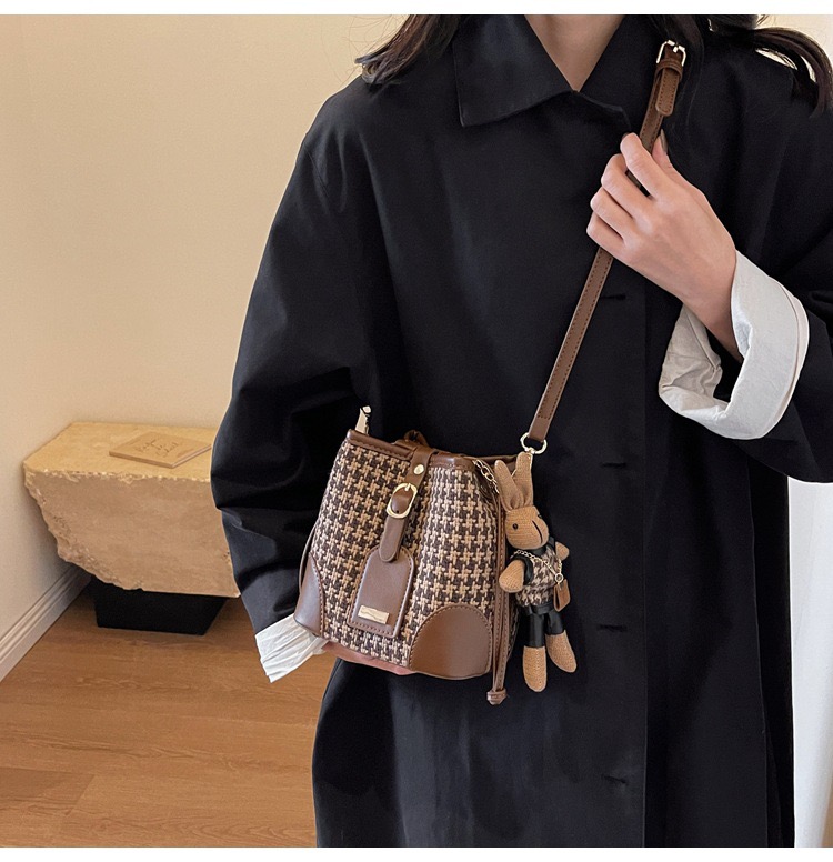 Túi Mix Dạ Đeo Chéo Nữ - Giỏ Xách Kèm Móc Túi Thỏ Mona - tt240342