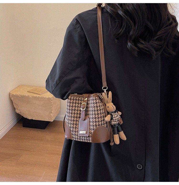 Túi Mix Dạ Đeo Chéo Nữ - Giỏ Xách Kèm Móc Túi Thỏ Mona - tt240342