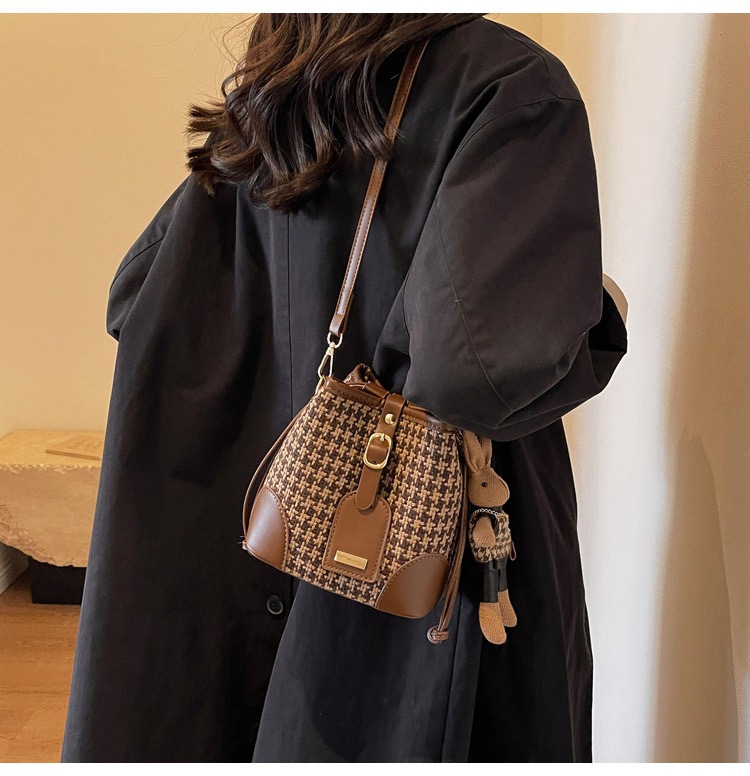 Túi Mix Dạ Đeo Chéo Nữ - Giỏ Xách Kèm Móc Túi Thỏ Mona - tt240342