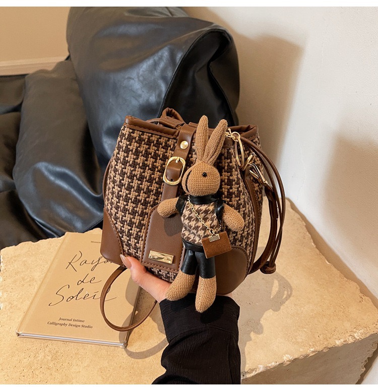 Túi Mix Dạ Đeo Chéo Nữ - Giỏ Xách Kèm Móc Túi Thỏ Mona - tt240342