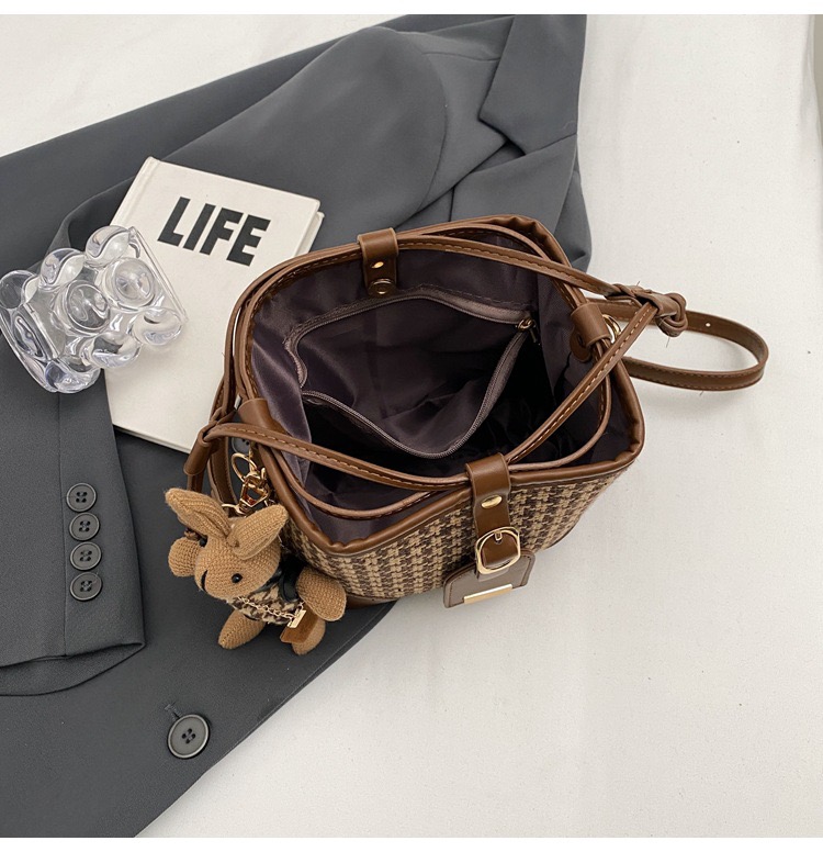 Túi Mix Dạ Đeo Chéo Nữ - Giỏ Xách Kèm Móc Túi Thỏ Mona - tt240342