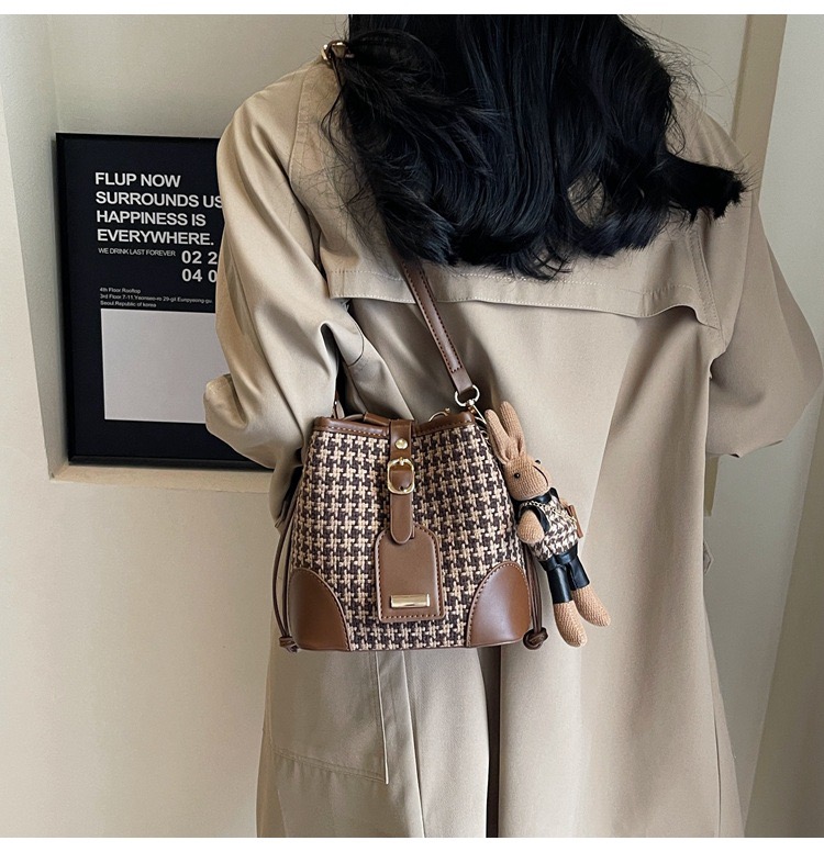 Túi Mix Dạ Đeo Chéo Nữ - Giỏ Xách Kèm Móc Túi Thỏ Mona - tt240342