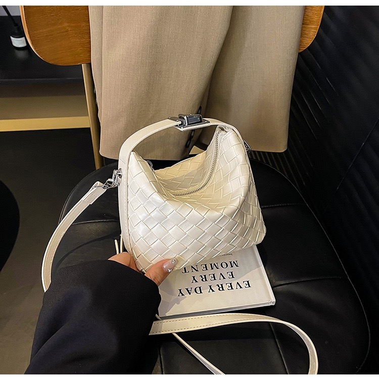 Túi Đeo Chéo Nữ Có Quai Xách - Giỏ Xách Đeo Vai Mona - tt240527