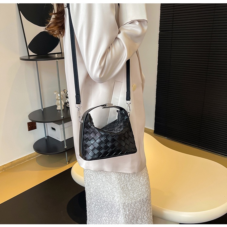 Túi Đeo Chéo Nữ Có Quai Xách - Giỏ Xách Đeo Vai Mona - tt240527