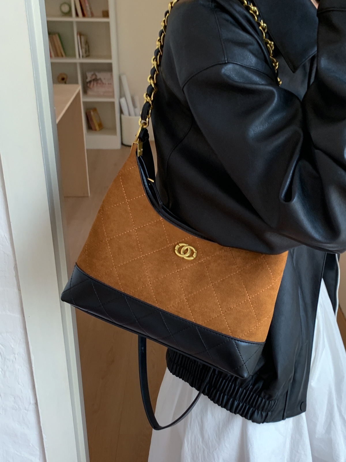 Túi Da Lộn Size Vừa Phong Cách Hiện Đại Tinh Tế - tt251070