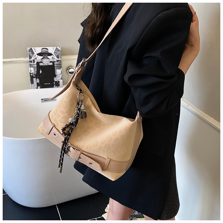 Túi Da Báo Size To Phù Hợp Dạo Phố - t251231