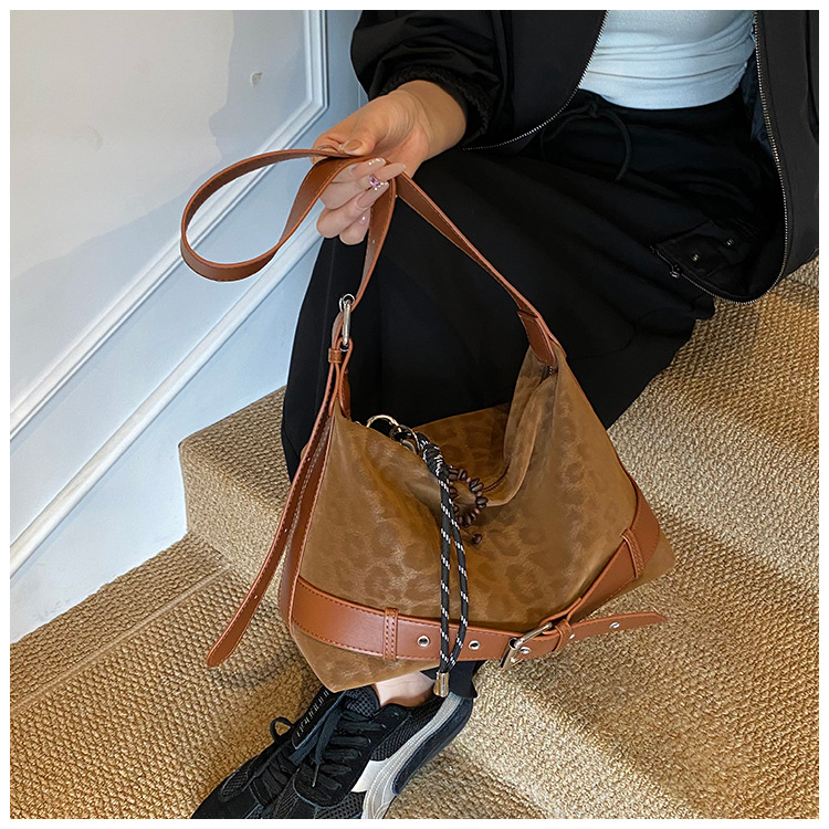 Túi Da Báo Size To Phù Hợp Dạo Phố - t251231