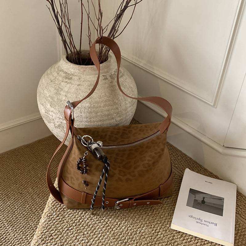 Túi Da Báo Size To Phù Hợp Dạo Phố - t251231