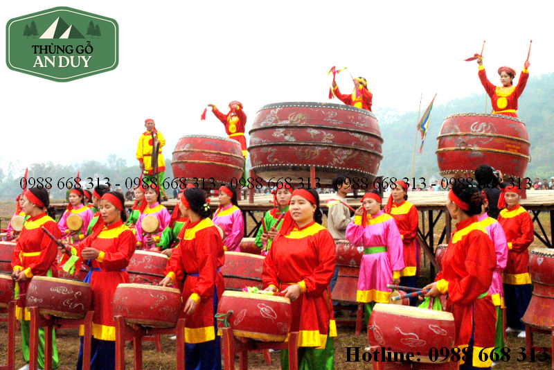 Làng nghề trống Đọi Tam dưới chân núi Đọi.