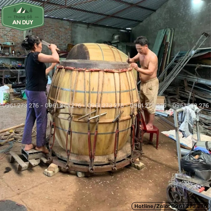 Nghệ nhân bưng mặt da trâu cho trống gỗ mít