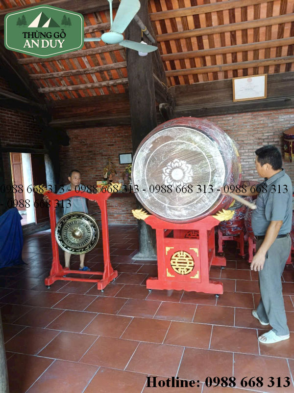 Trống đình chùa bằng gỗ dùng trong nghi lễ truyền thống.