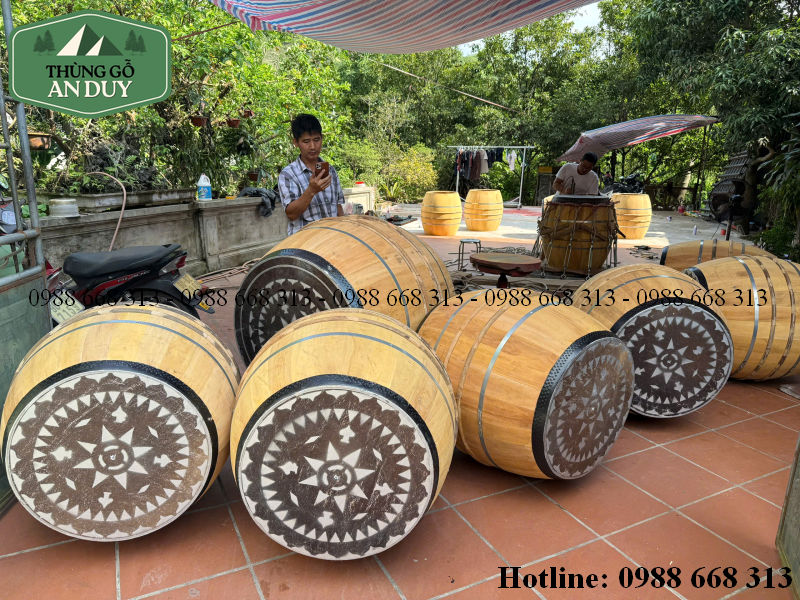 Trống gỗ da trâu truyền thống với thân gỗ và mặt da tự nhiên.