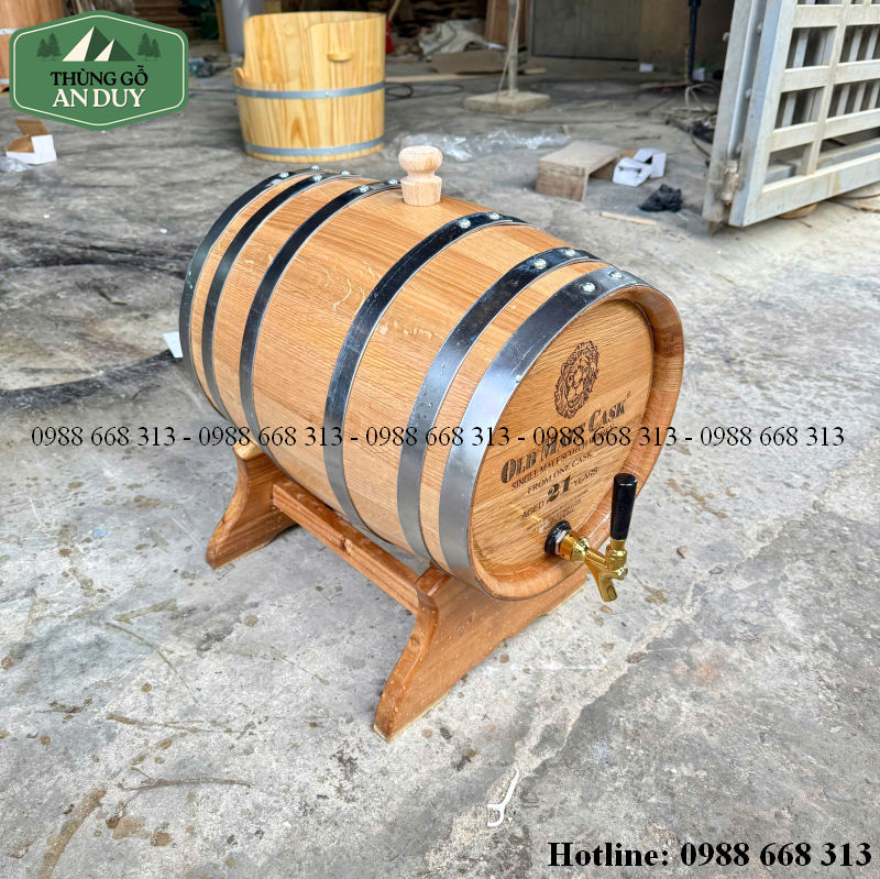 Cận cảnh thanh gỗ và đai trên thùng ngâm rượu gỗ sồi 30L.
