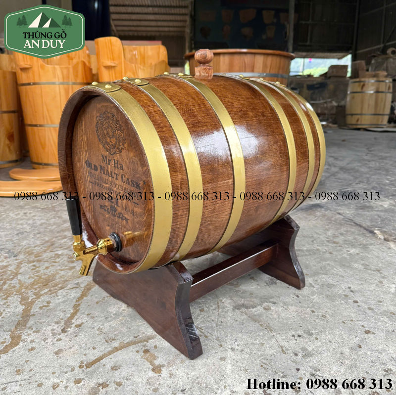 Thùng rượu gỗ dùng để ngâm rượu và trưng bày.
