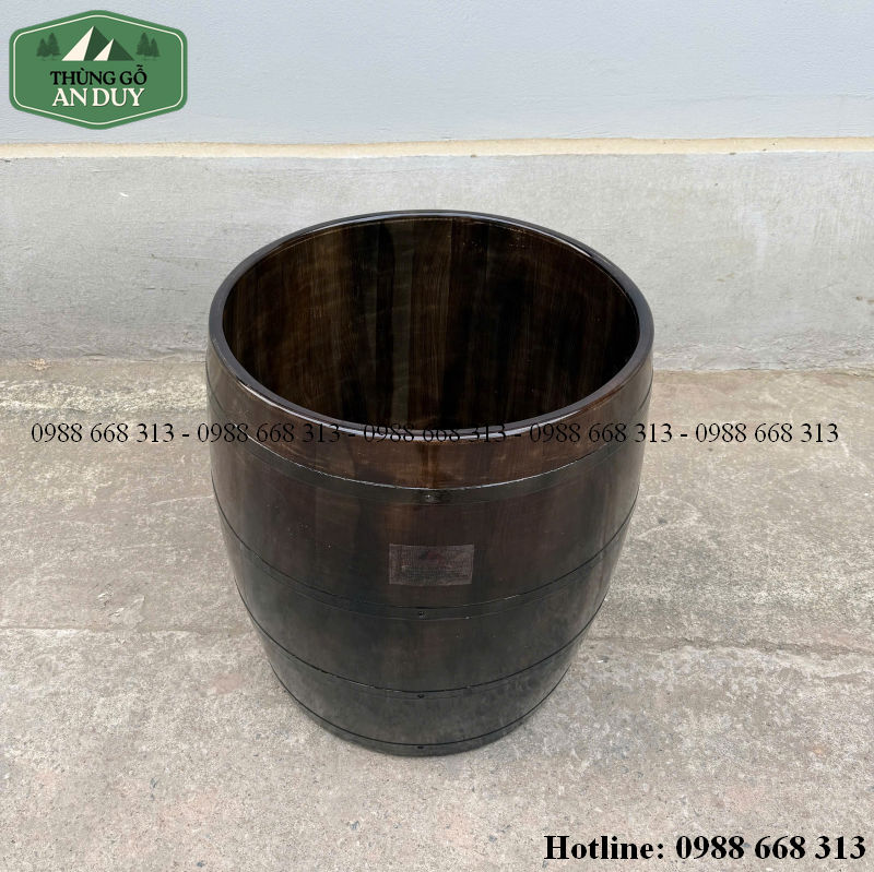 Thân bồn tắm gỗ thông dáng chum sử dụng 4 đai kim loại