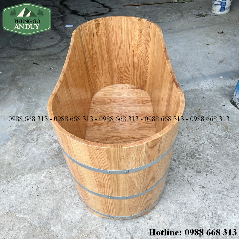 Bên trong bồn tắm gỗ sồi dáng Oval có ghế ngồi
