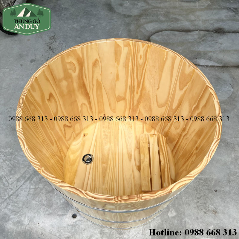 Chi tiết đáy bồn tắm gỗ được sơn chống thấm và lắp núm cao su.