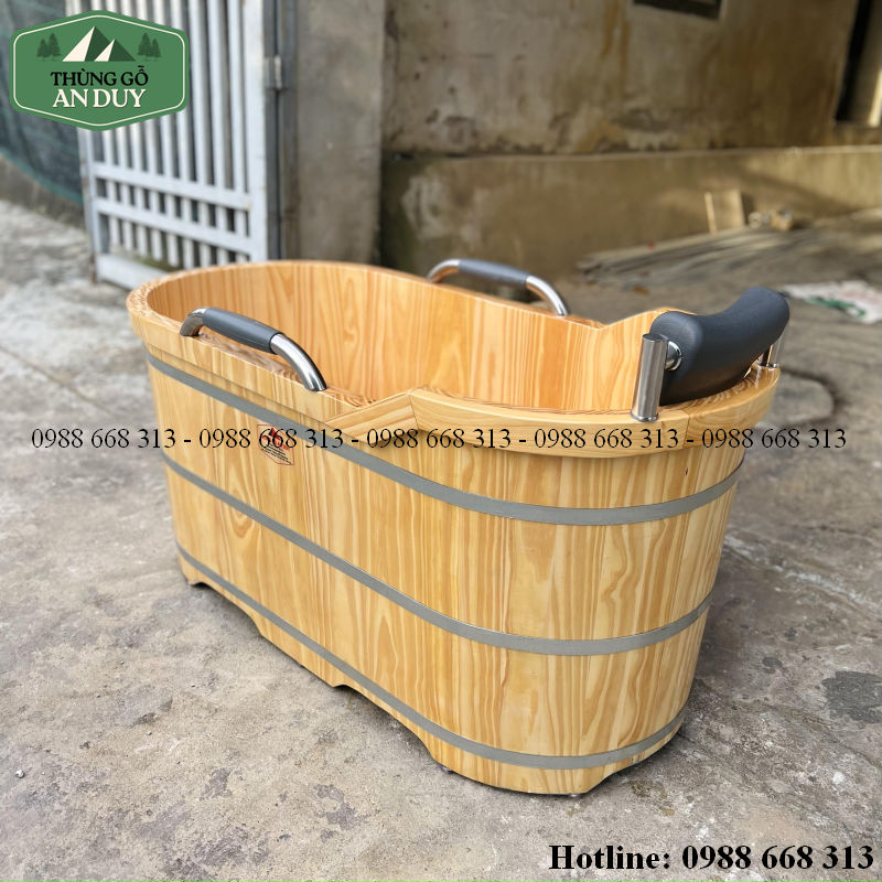 Tay cầm và gối tựa da trên bồn tắm gỗ thông
