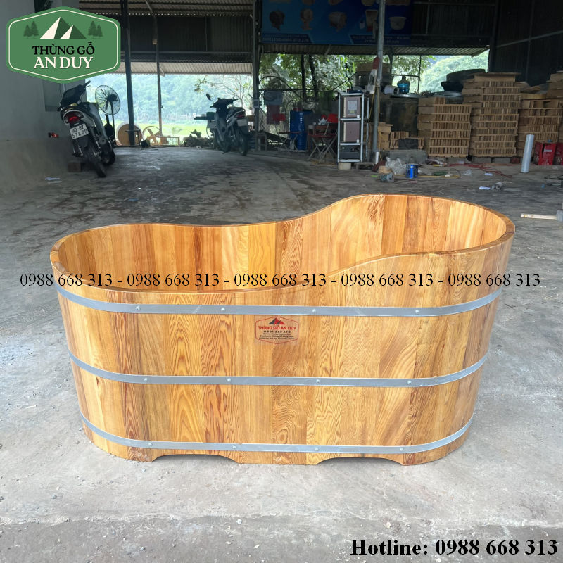 Bồn tắm gỗ dáng thuyền Pơmu sử dụng trong phòng Spa.