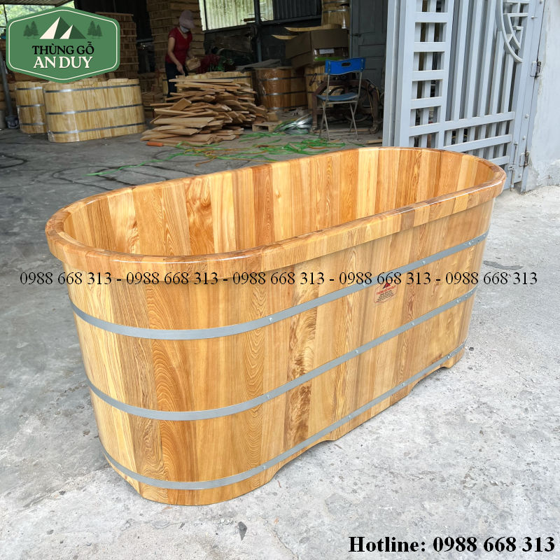 Bồn tắm Pơmu dáng nằm oval rộng rãi cho phòng tắm.