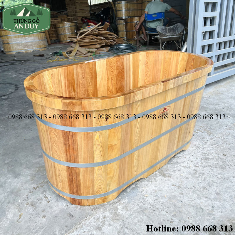 Bồn tắm bằng gỗ Pơ Mu tự nhiên với vân gỗ rõ nét.