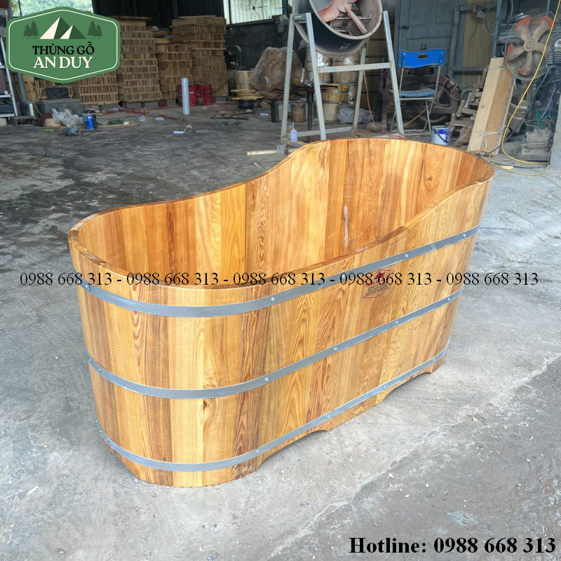 Bồn tắm Pơmu tự nhiên với vân gỗ và màu sắc đặc trưng.
